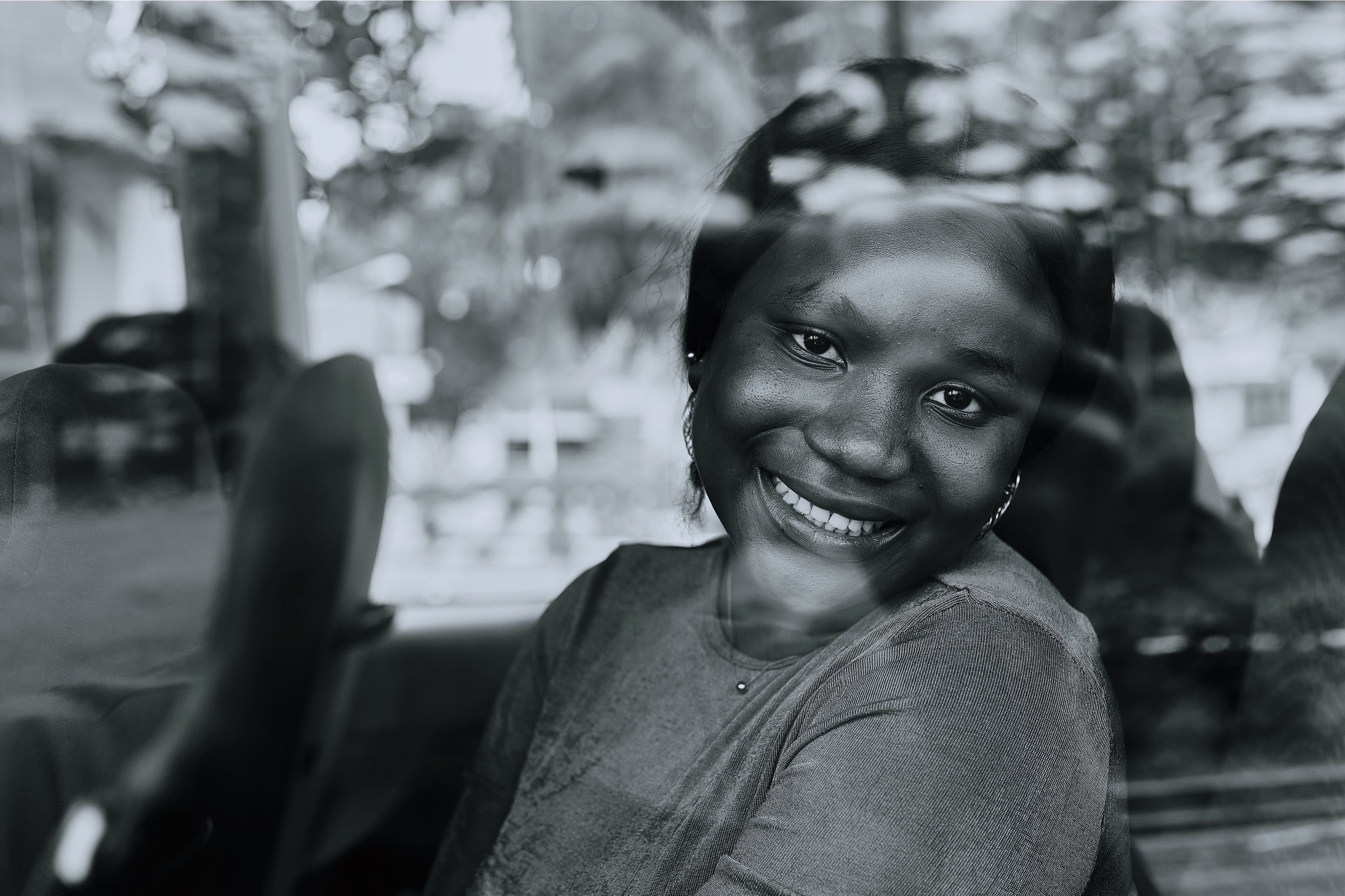 Chauffeur partenaire souriant au volant