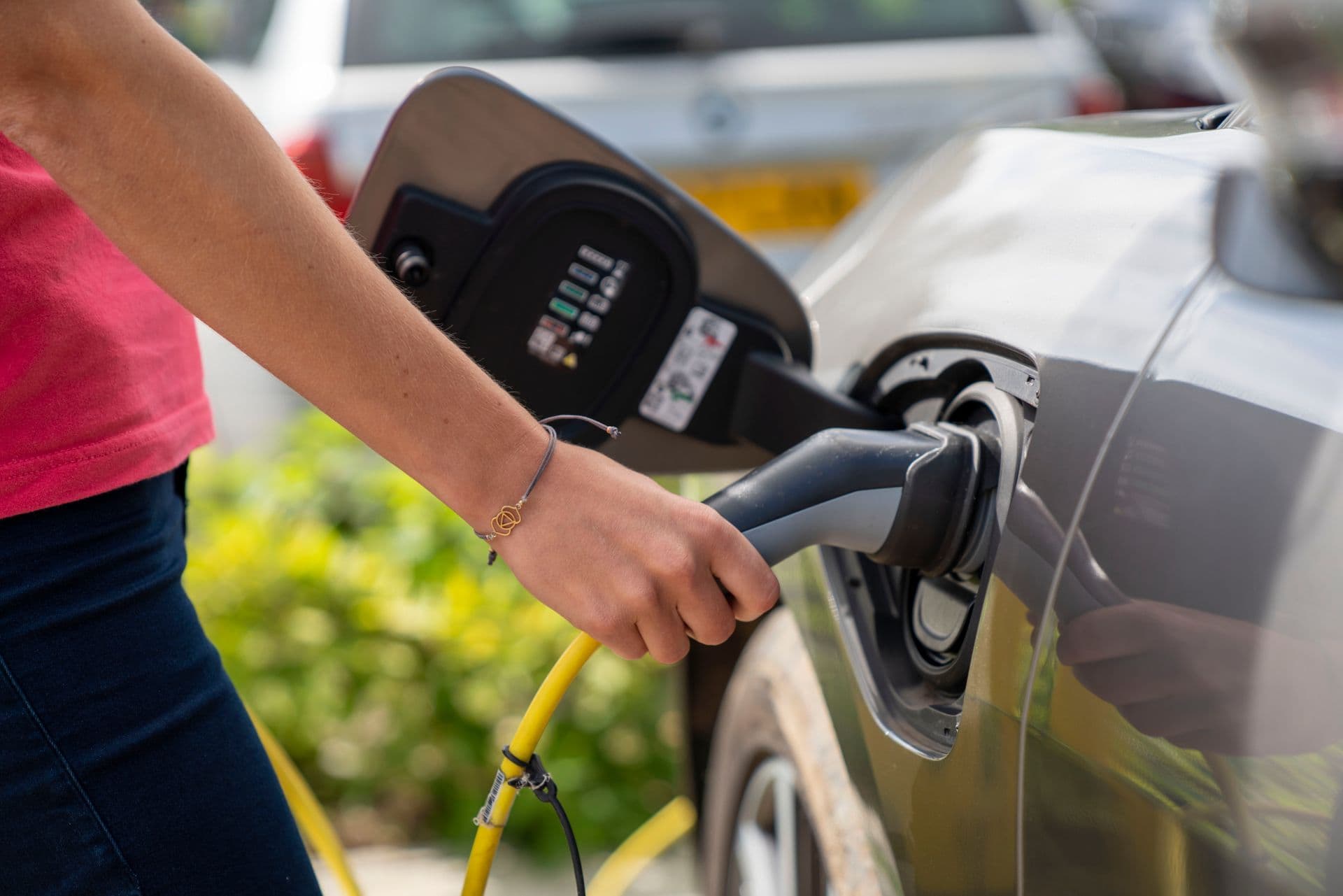 Un client branche sa voiture électrique sur une borne de recharge