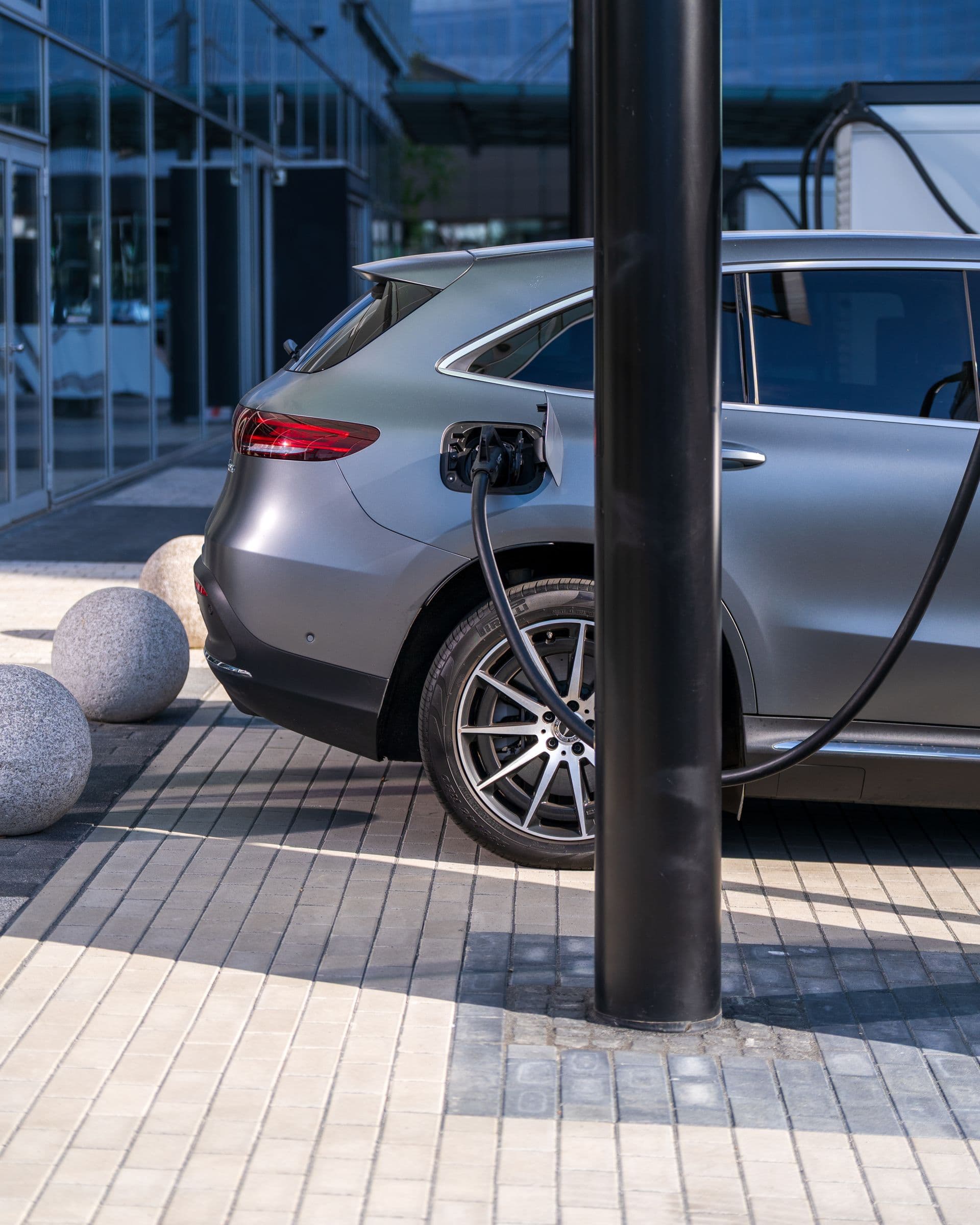 Véhicule électrique branché sur une borne de recharge