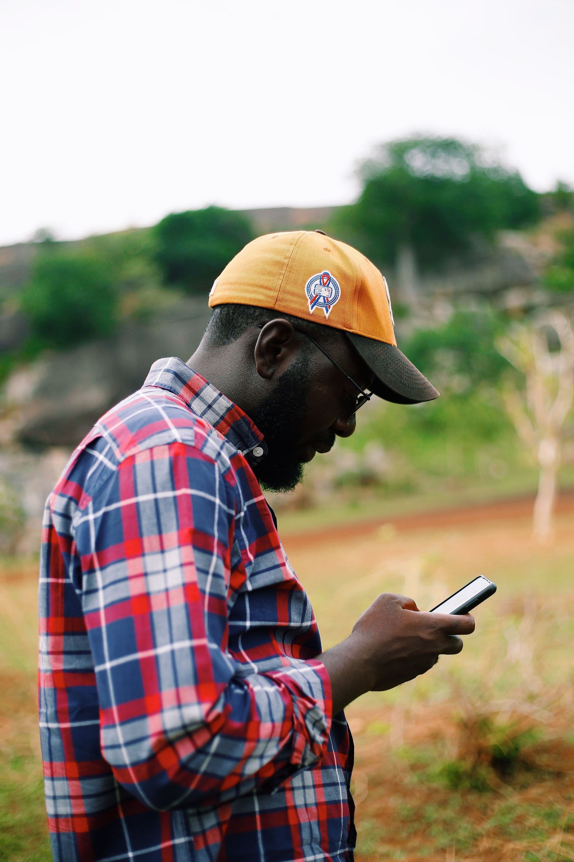 Un client règle sa recharge par mobile money depuis son téléphone