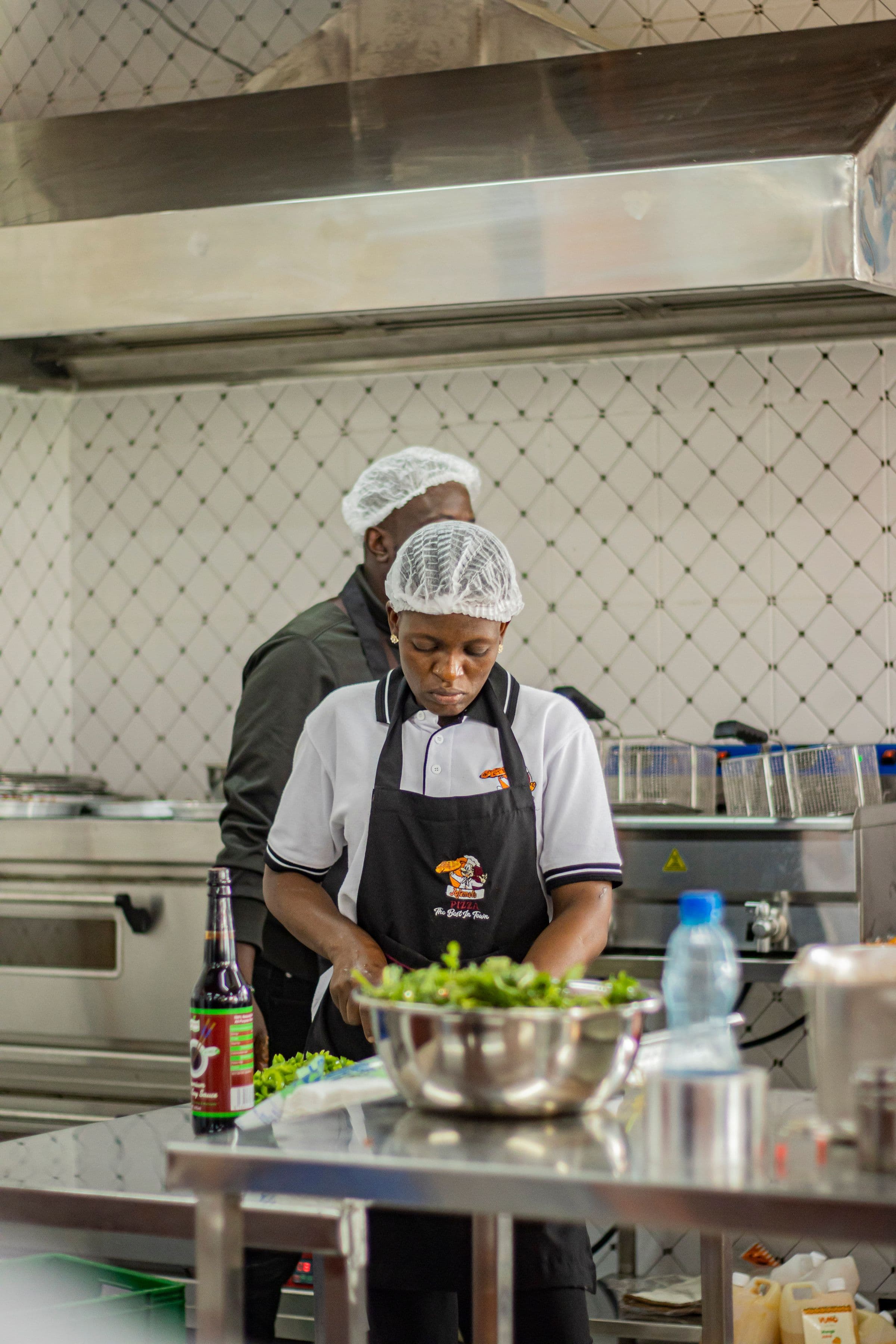Équipe de cuisine préparant des plats dans un restaurant partenaire